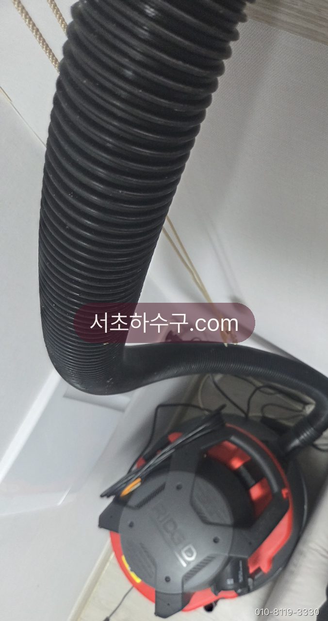 작업 후 실내 쪽 물기와 찌꺼기를 흡입 청소기로 정리