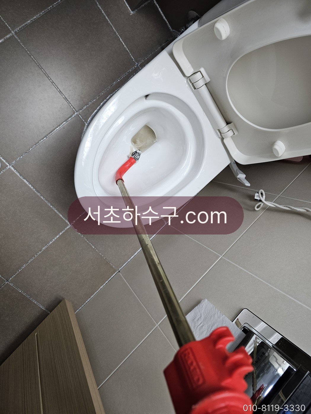 변기에 빠진 이물을 집게로 회수하는 작업