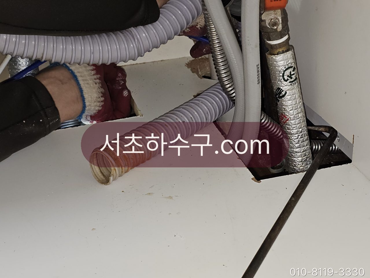 싱크대 아래 급수 주름호스와 앵글밸브
