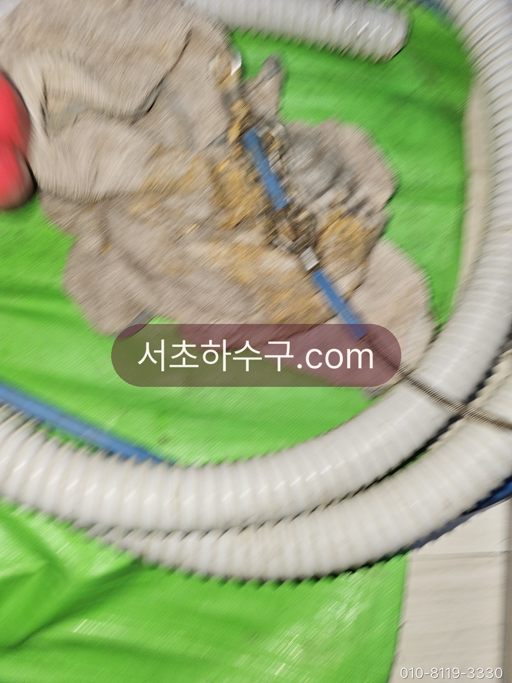 세탁 배수관에서 나온 보풀 섬유 뭉치