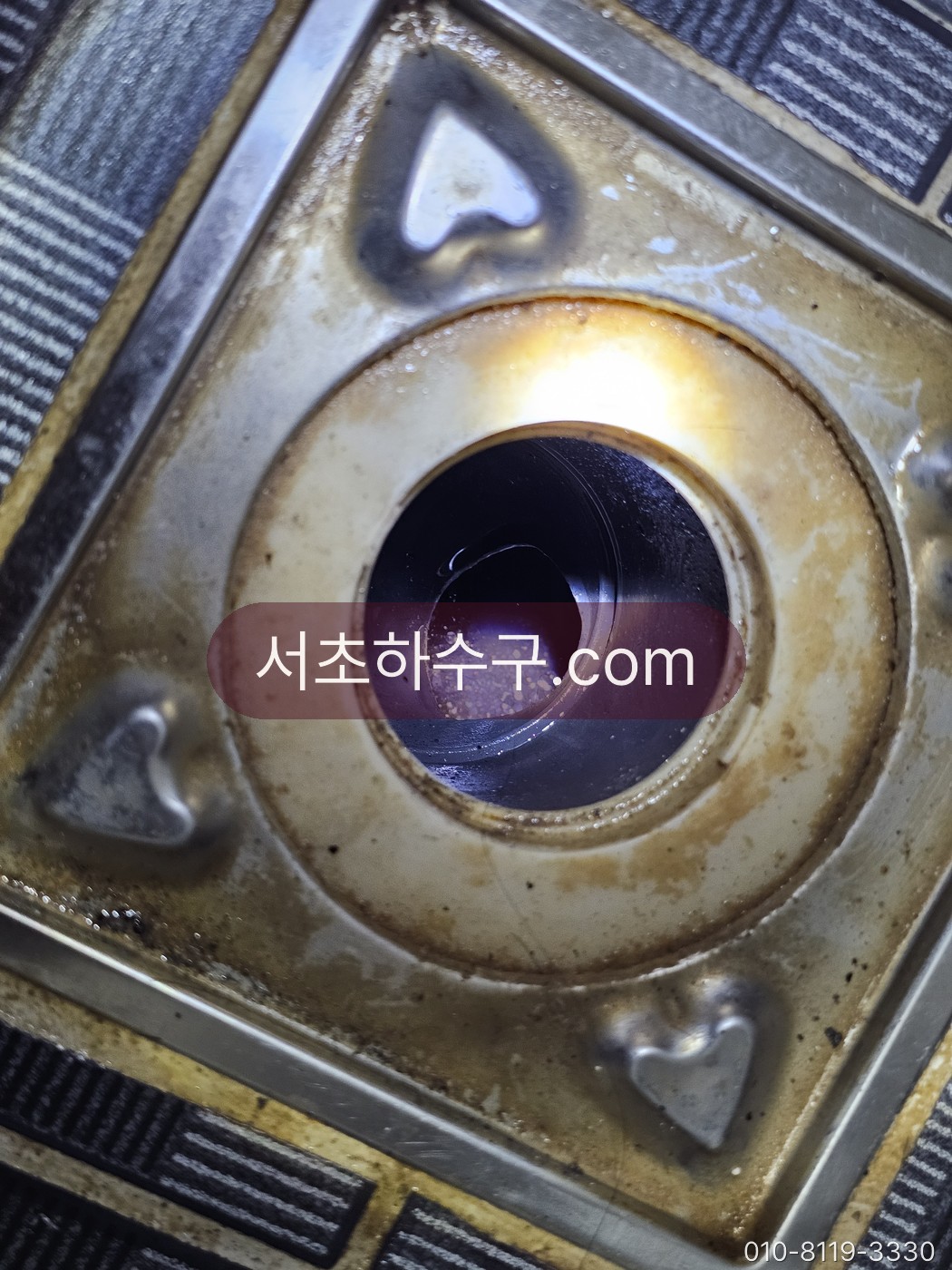 기름때로 오염된 배수구 트랩 부속