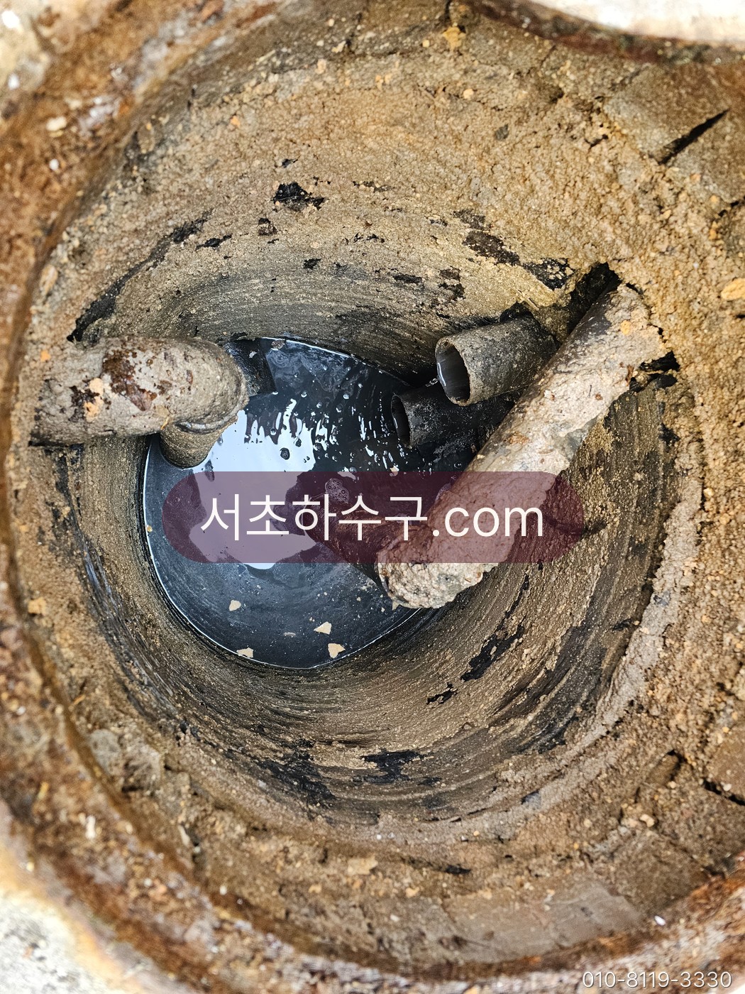 오수가 정체된 외부 맨홀 내부