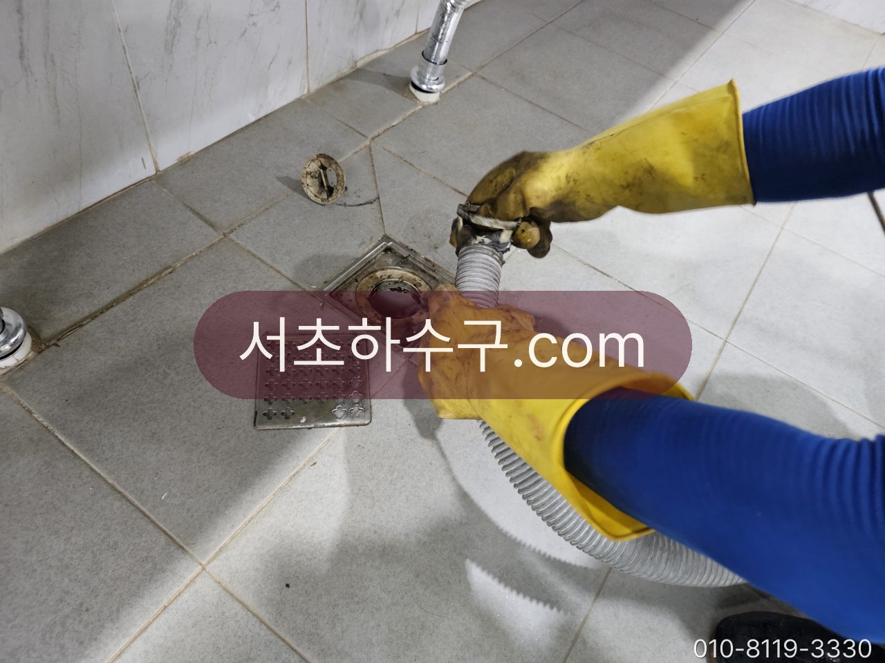 욕실 바닥 배수구 트랩을 분해해 관통 장비를 넣는 작업