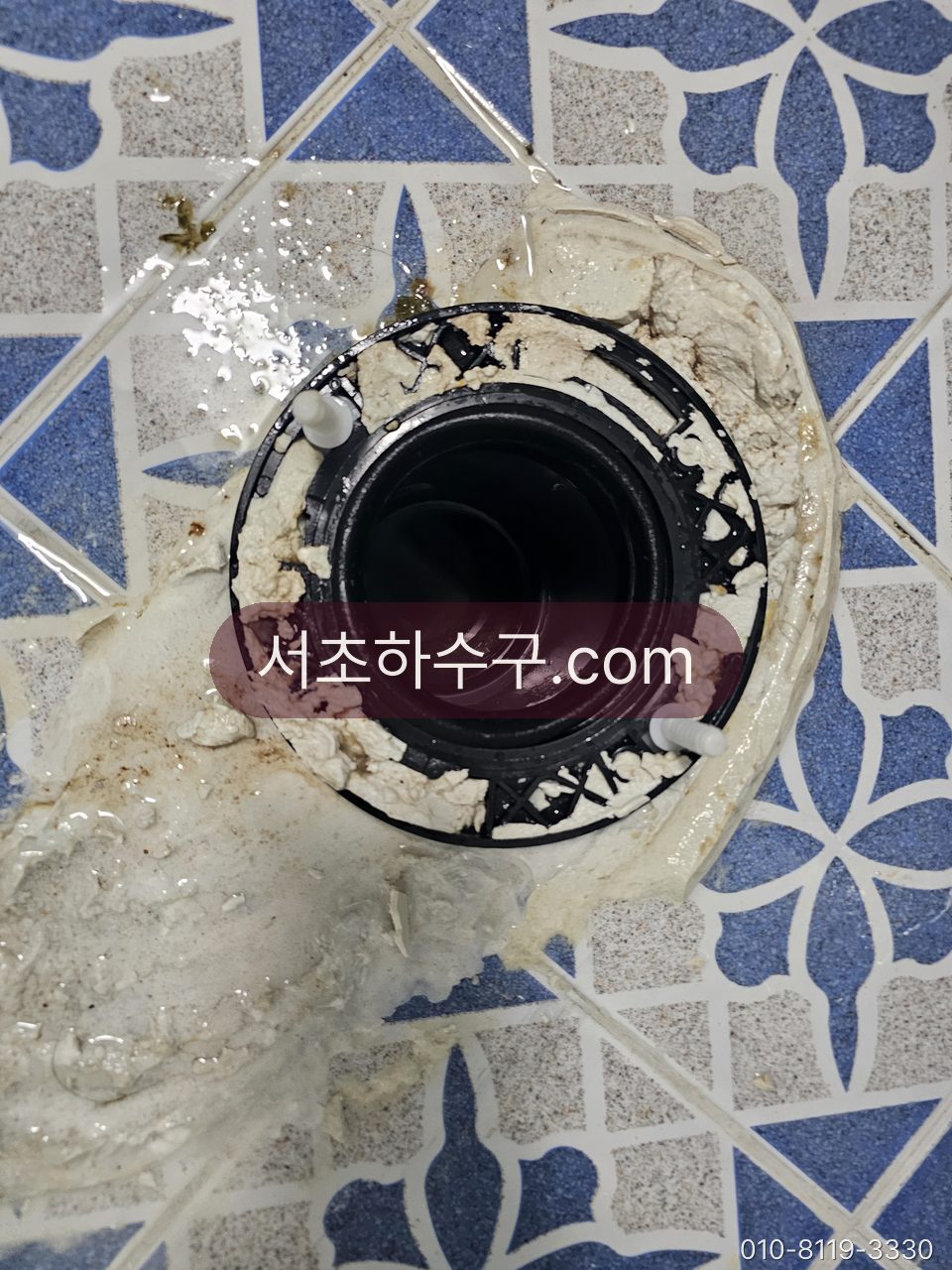 타일 바닥 배수구의 트랩 부속 분해 상태