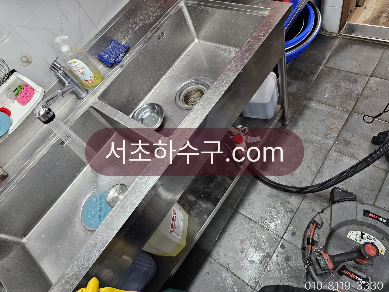 업소 주방 스테인리스 싱크대 아래 배관 관통 작업