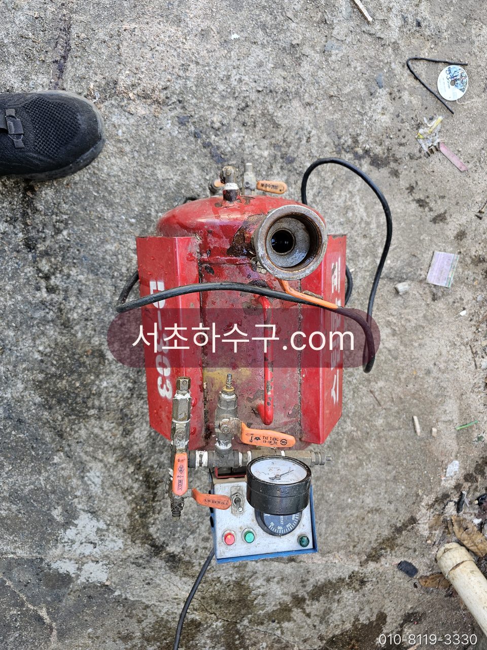 급수 배관에 연결한 압력 시험 장비와 압력계