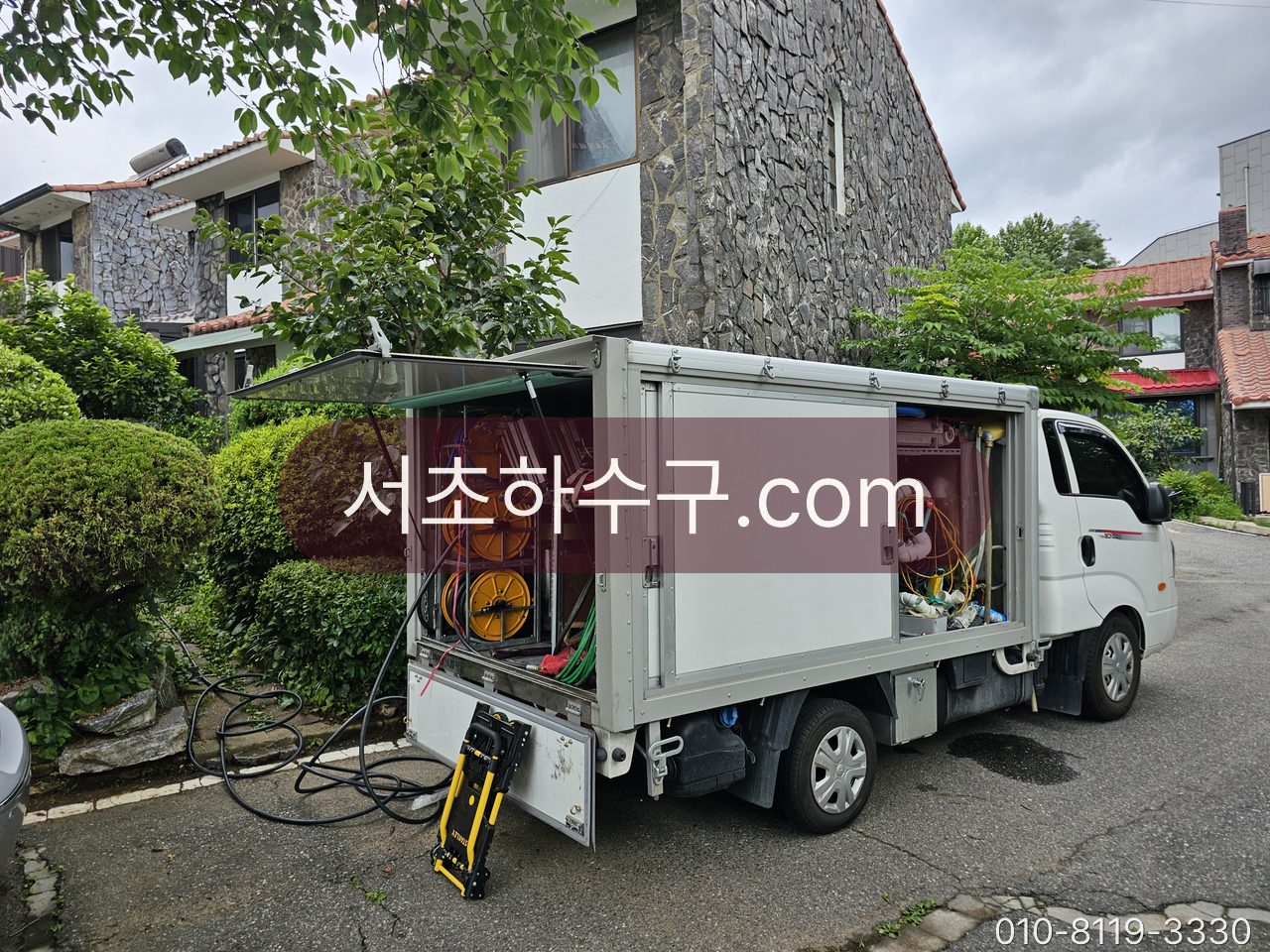 주택가 골목에 세워 둔 작업 차량과 실린 장비