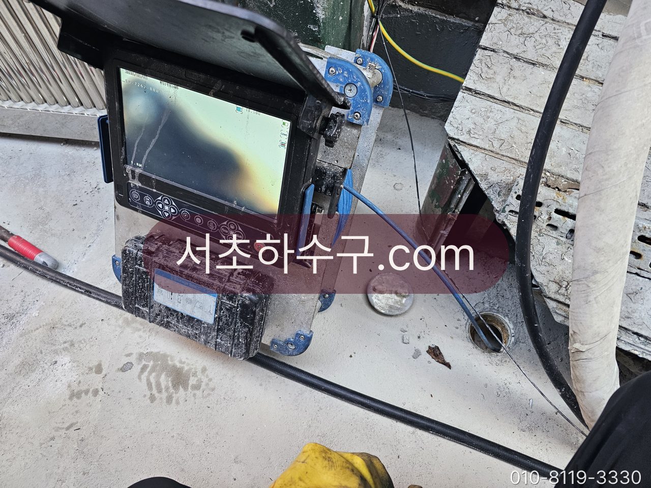 외부 맨홀 옆에 놓인 내시경 모니터와 릴