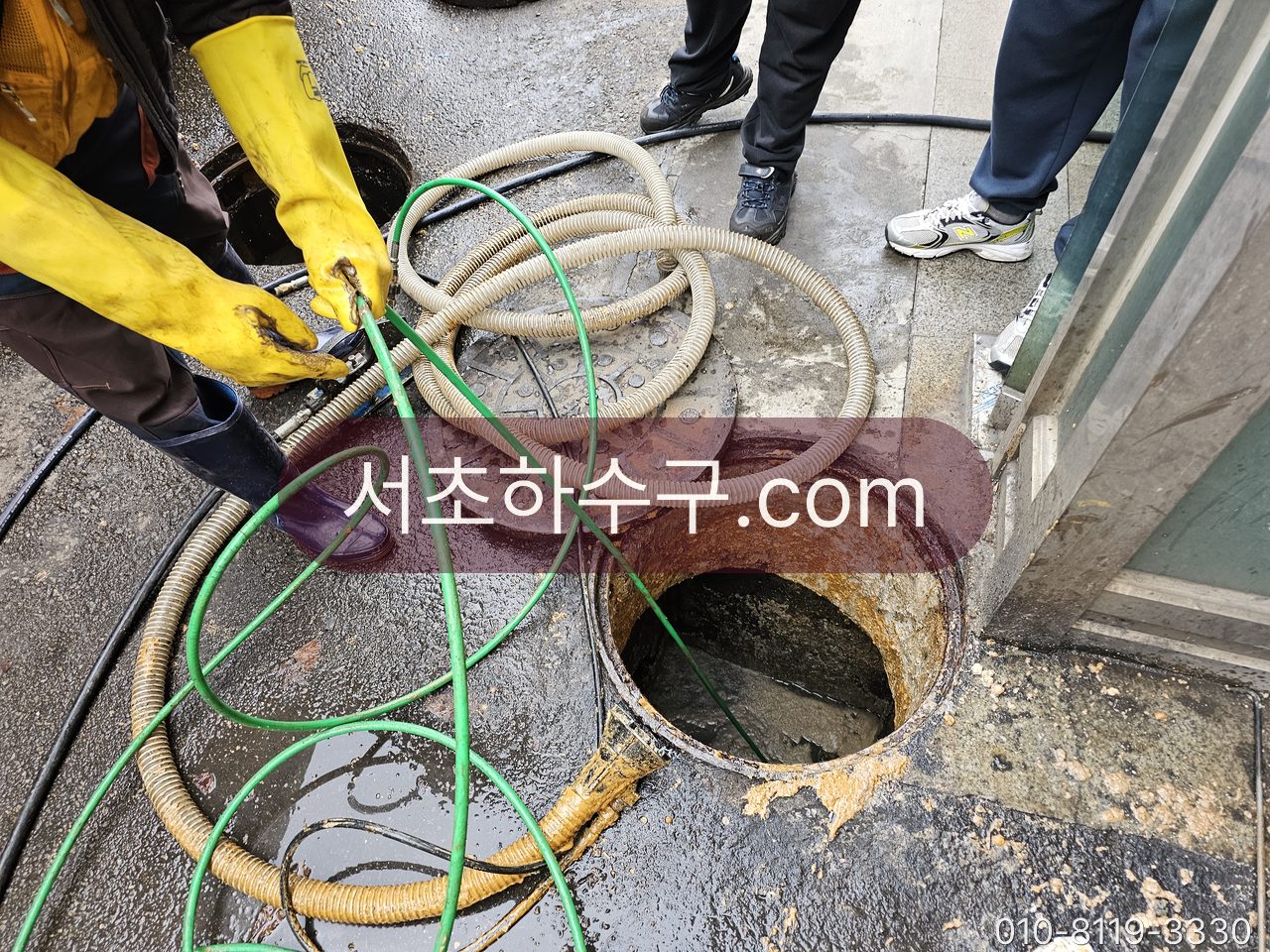 외부 맨홀로 고압 호스를 넣고 회수하는 작업