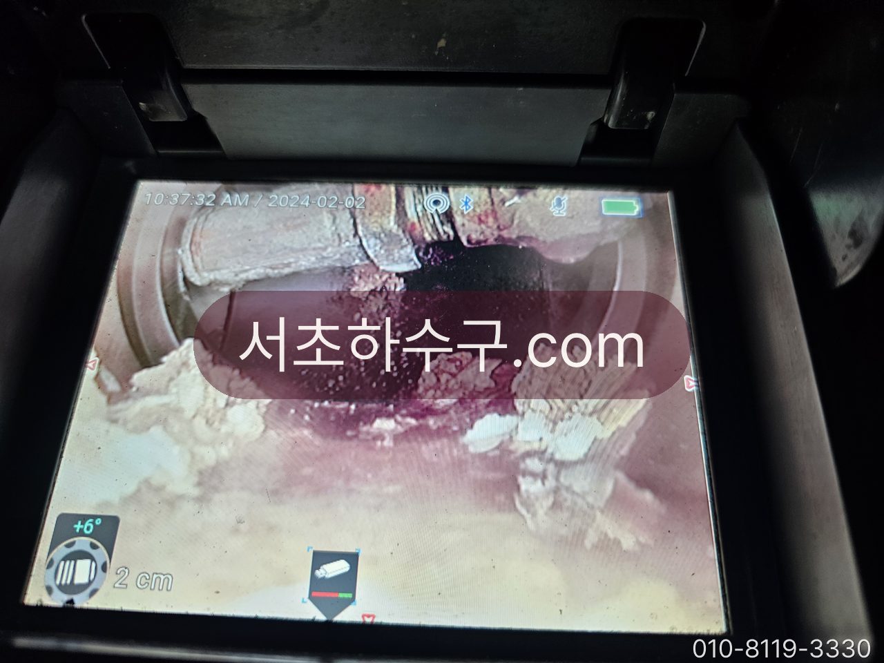 배관 내시경 모니터에 비친 관 벽의 퇴적물
