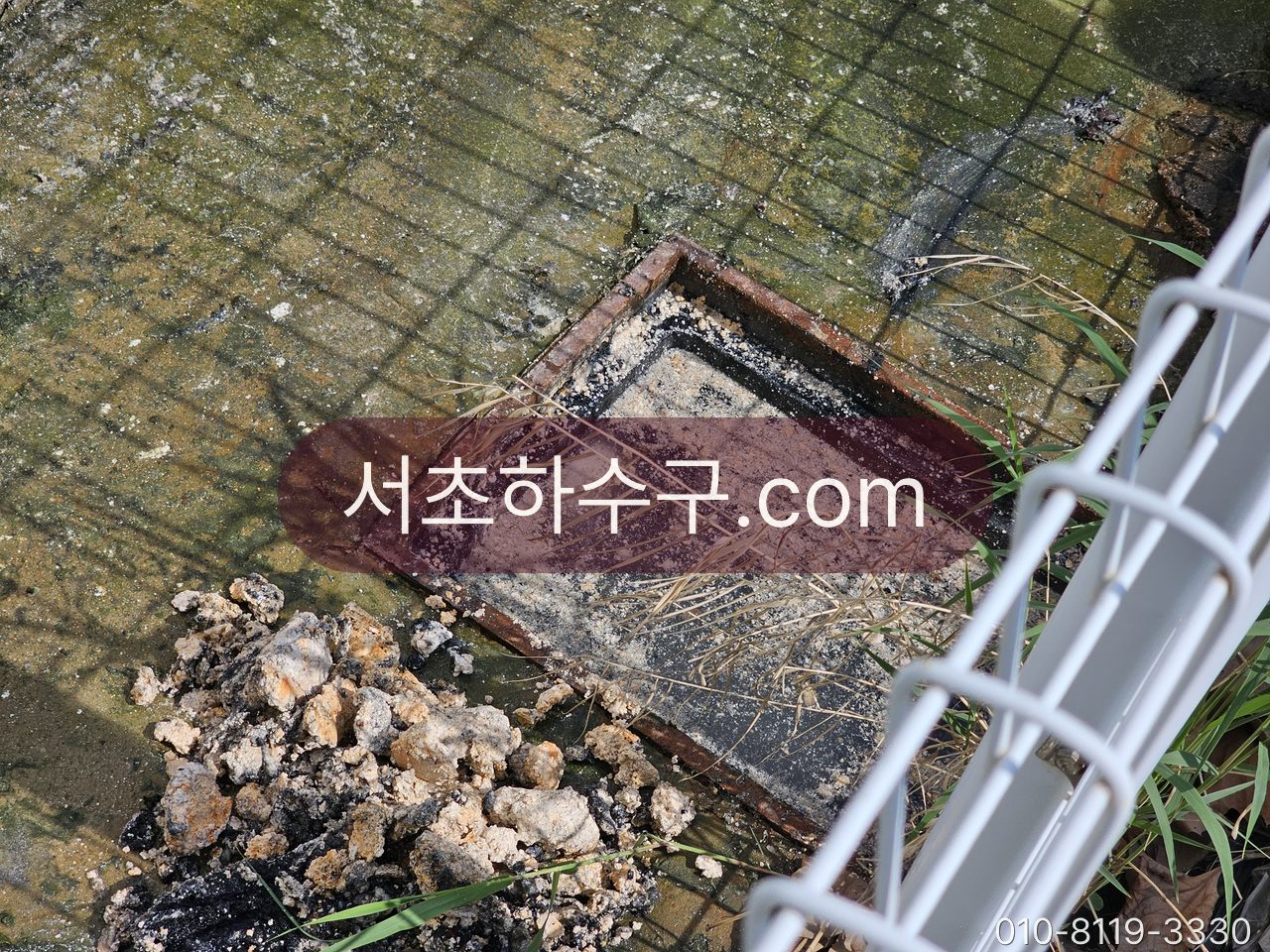 우수받이에서 걷어낸 토사와 자갈 더미