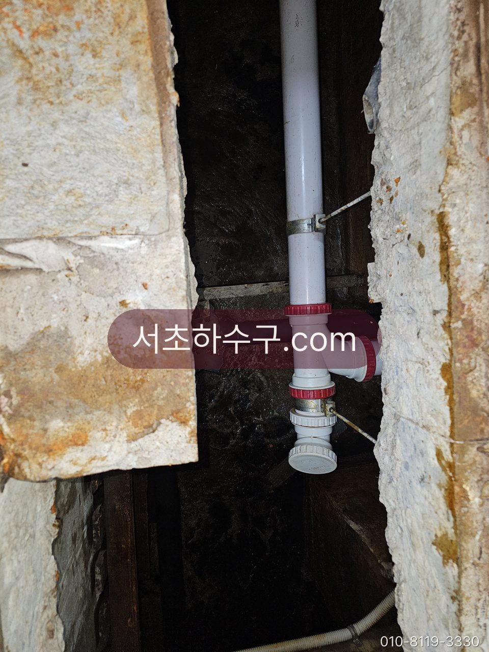 벽체 안 파이프 덕트에 설치된 세로 배관과 점검용 이음부