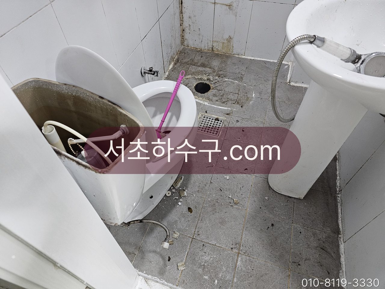 뚜껑을 연 변기 물탱크 내부의 필밸브와 플래퍼 부속
