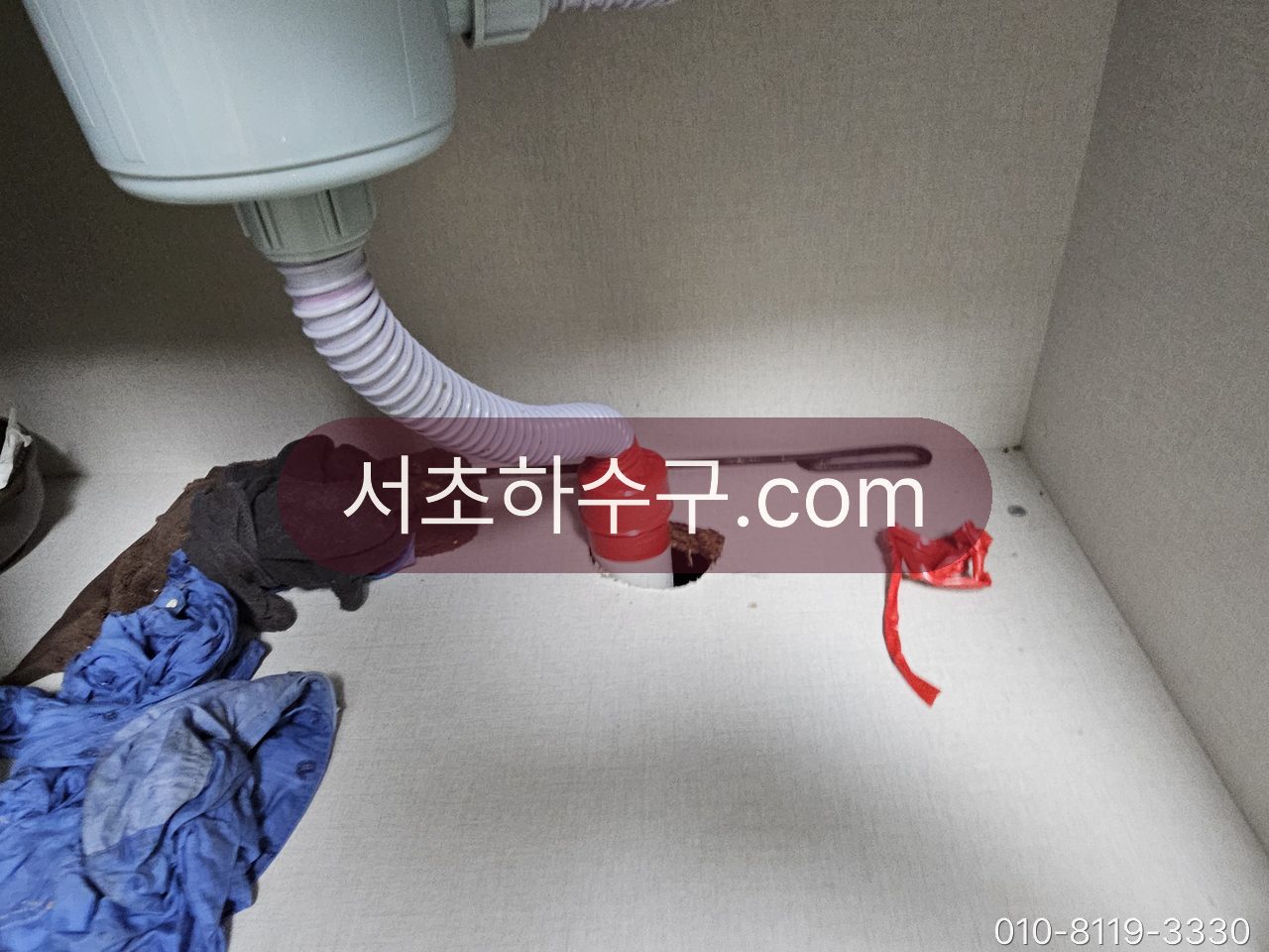 세면대 아래 하부장 안의 앵글밸브와 주름관