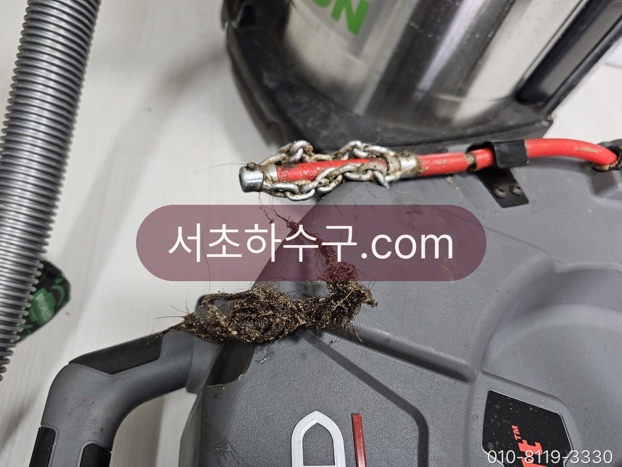 세면대 배수관에서 끌어낸 머리카락 뭉치가 케이블에 감겨 있는 모습