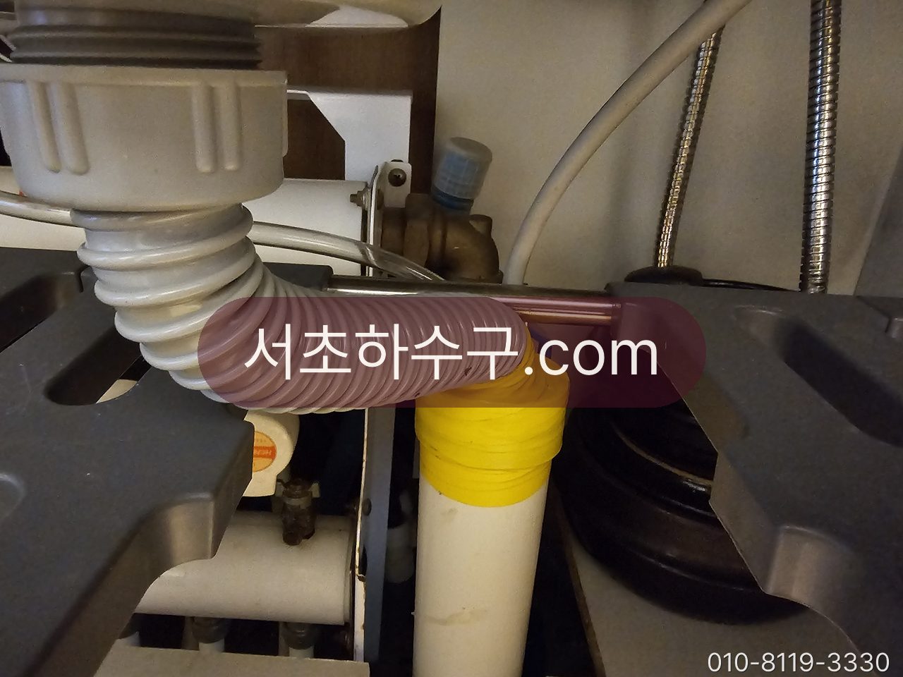오피스텔 싱크대 하부장 안의 주름관 연결부
