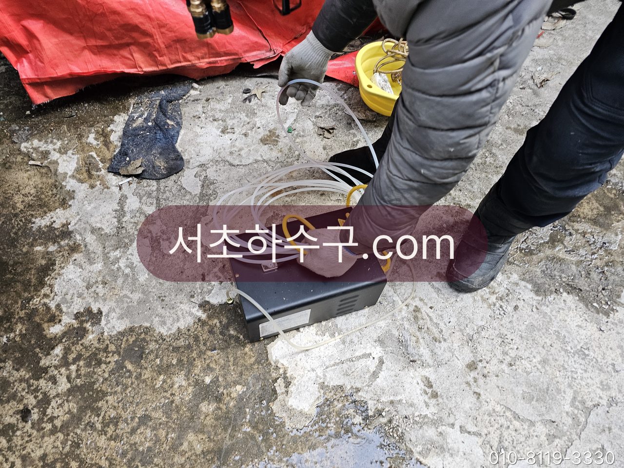 해빙 장비와 케이블을 바닥에 펼쳐 놓고 작업을 준비하는 모습
